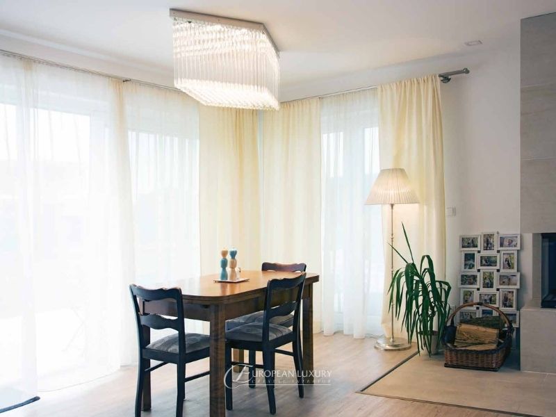 Chọn đèn hài hòa với bàn ăn, ánh sáng ấm cúng