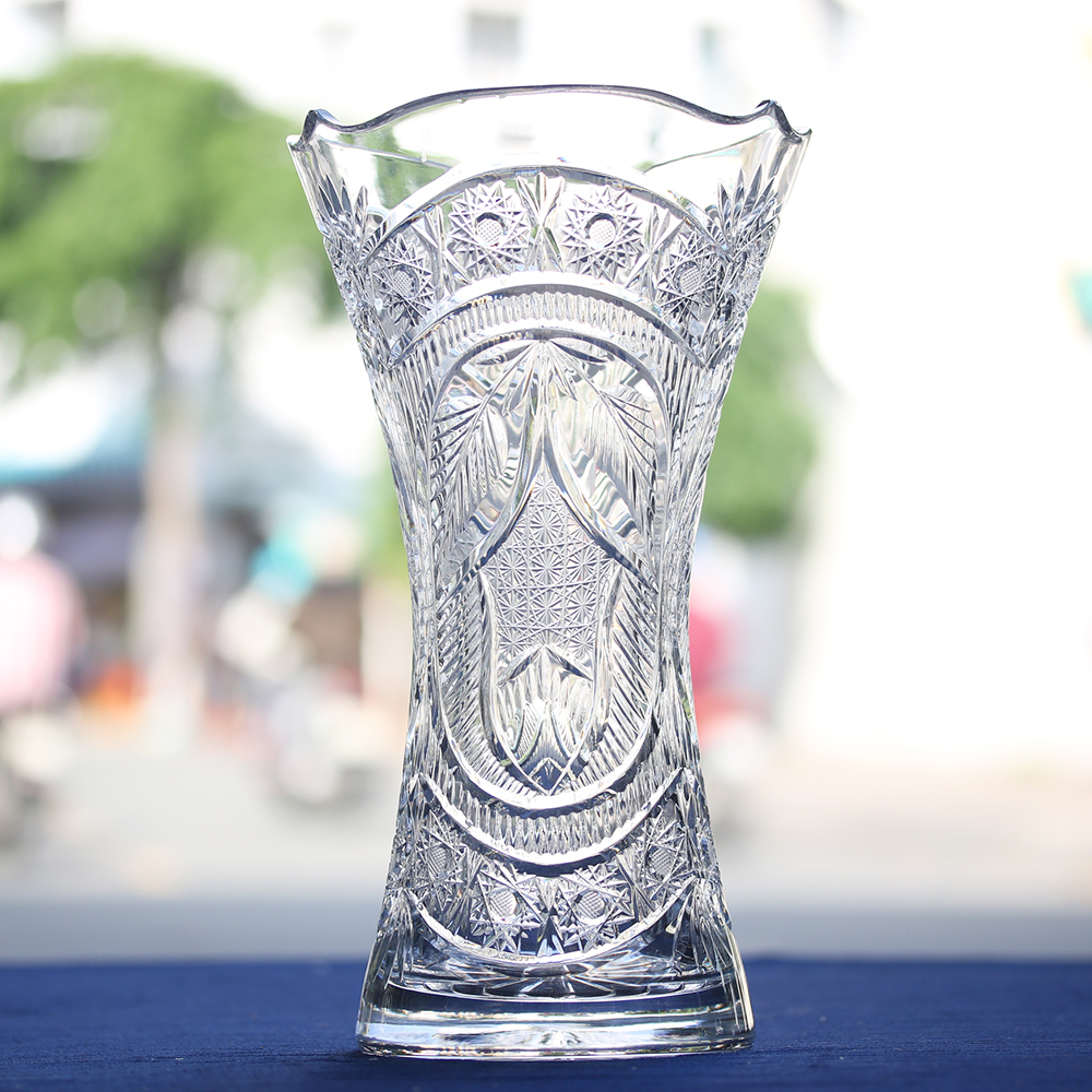 Bình hoa pha lê mài được thiết kế và sản xuất bởi hãng Bohemia Crystal từ cộng hòa Czech